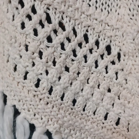 American Eagle Outfitters Beige Knitted Poncho With Fringes. Size XS/S - Picture 5 of 10